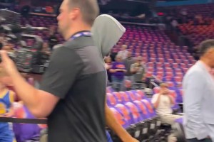 今天又要把客场打成主场？库里走进太阳主场，球迷热烈欢迎！